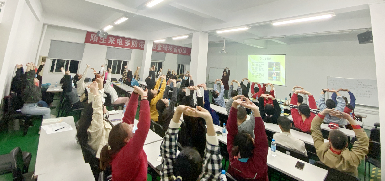 《嘉年课堂》I嘉年印务开展腰颈椎防治讲座