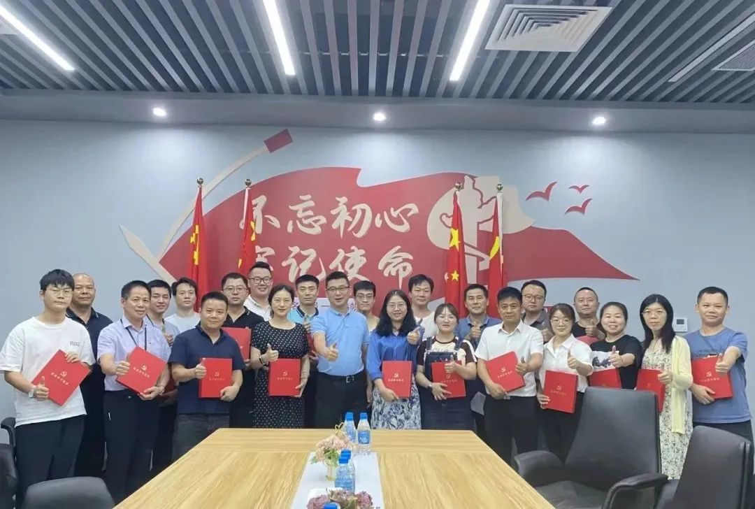 中秋送祝福 情暖党员心